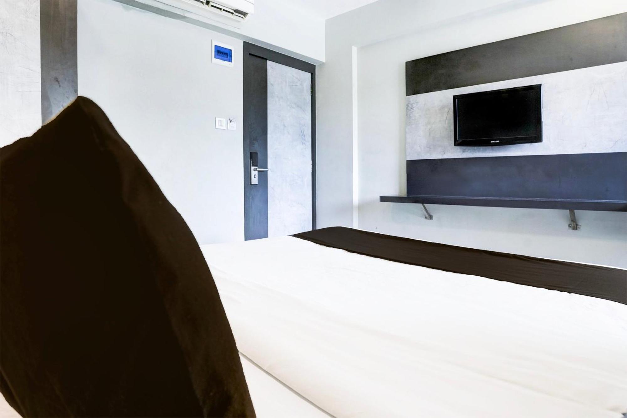 Super Townhouse Oak Vashi Hotel Turambhe ภายนอก รูปภาพ