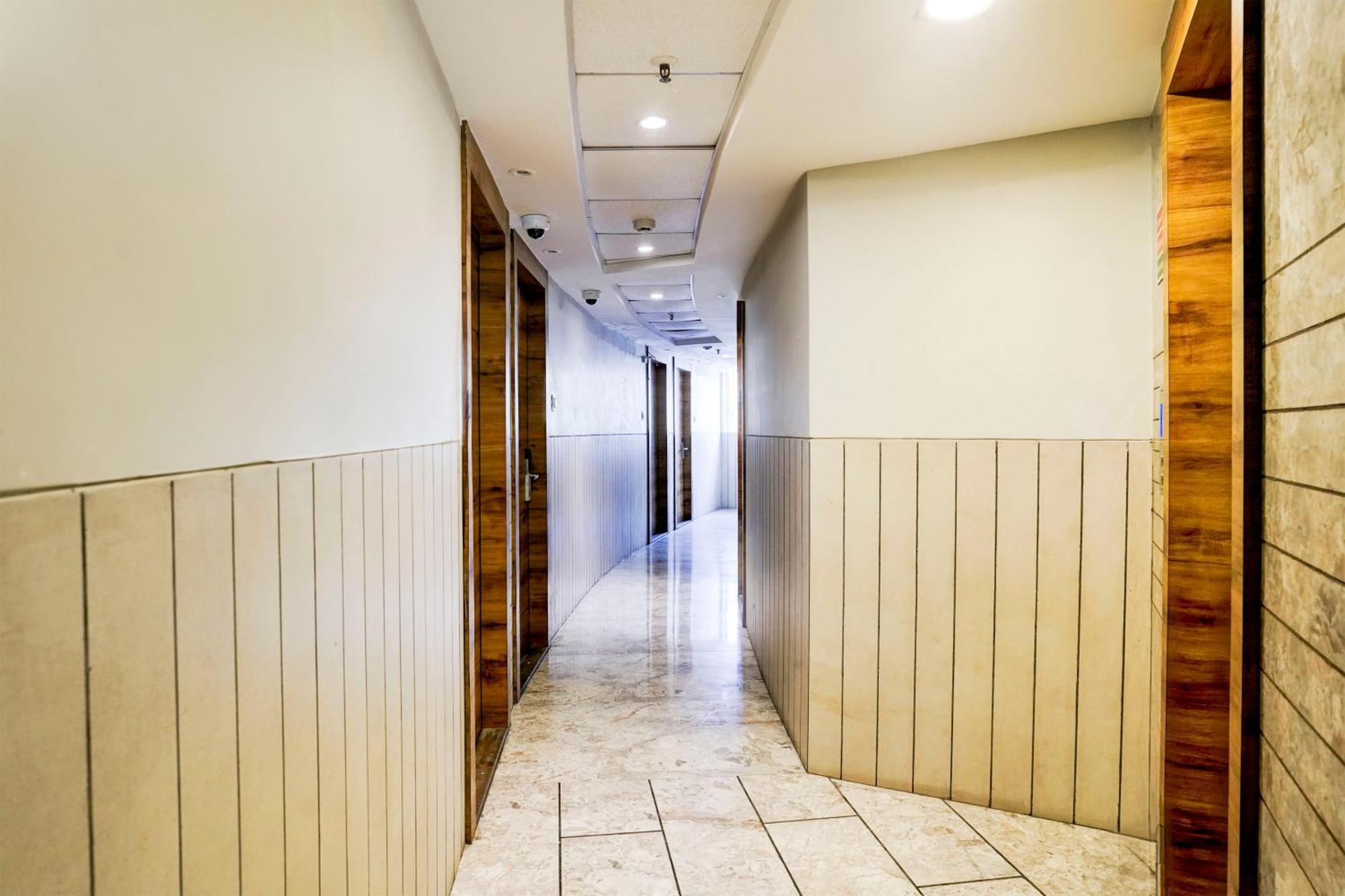 Super Townhouse Oak Vashi Hotel Turambhe ภายนอก รูปภาพ