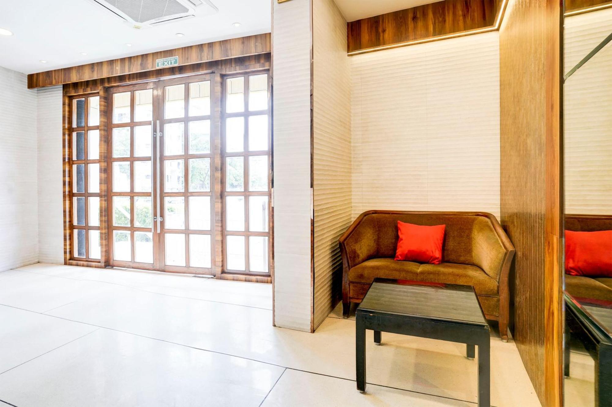 Super Townhouse Oak Vashi Hotel Turambhe ภายนอก รูปภาพ